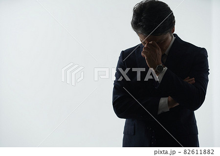 ミドル男性　ビジネス　シルエット 82611882