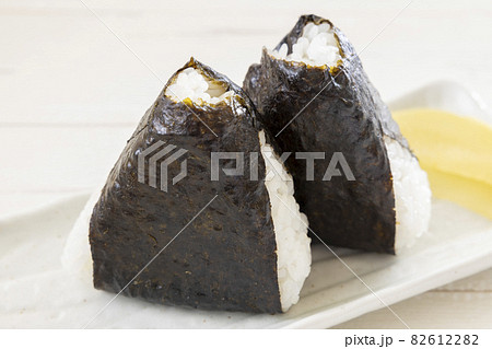 お握りとたくあん 82612282