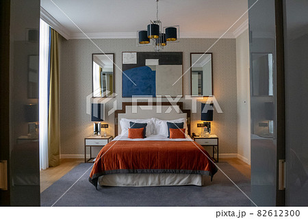 オレンジと黒のハイセンスなベッドルーム 82612300