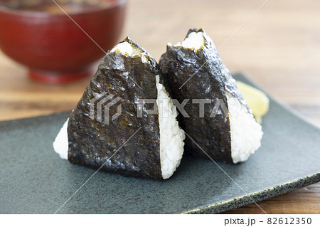 おにぎりと味噌汁 82612350