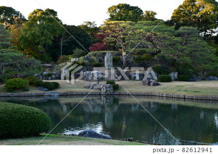六義園 池泉回遊式庭園の秋の夕暮れ 六義園 池泉回遊式庭園の秋の夕暮れ 82612941