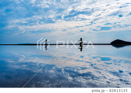 日本のウユニ塩湖と呼ばれている香川県の父母ヶ浜で撮影した人物のシルエット写真 日本のウユニ塩湖と呼ばれている香川県の父母ヶ浜で撮影した人物のシルエット写真 82613135