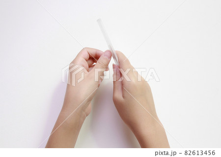 爪を研ぐ子どもの手 爪を研ぐ子どもの手 82613456
