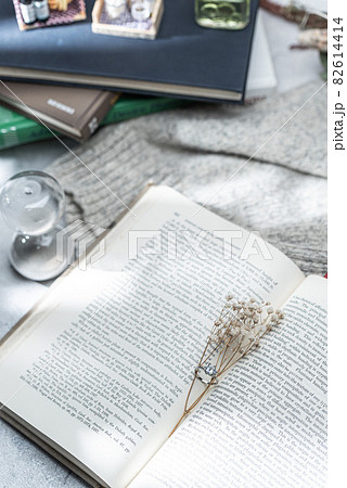 読書のイメージ 本 読書のイメージ 本 82614414
