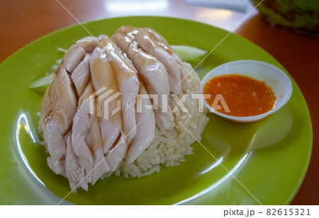 緑のプラスチックの皿に盛られたシンガポール名物のチキンライス 82615321