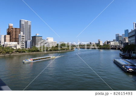 日本の川景色：大阪市内を流れる大川と川崎橋の遠景 82615493
