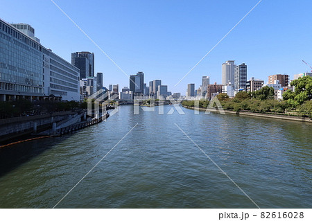 日本の川景色：大阪市内の天満橋から眺めた大川と天神橋と中之島 82616028