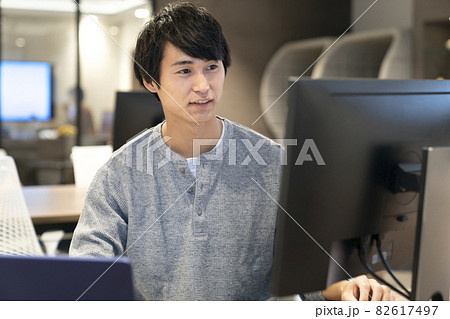 PCで作業をする若い男性　撮影協力:WEEK芝大門（サンフロンティア不動産） 82617497