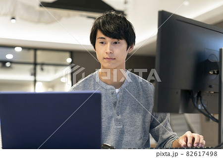 PCで作業をする若い男性　撮影協力:WEEK芝大門（サンフロンティア不動産） 82617498