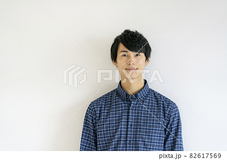 カメラ目線の若い男性　ポートレート 82617569