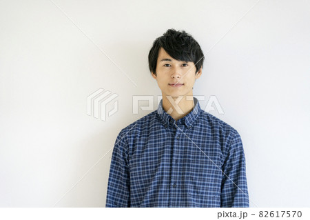 カメラ目線の若い男性 ポートレート カメラ目線の若い男性 ポートレート 82617570