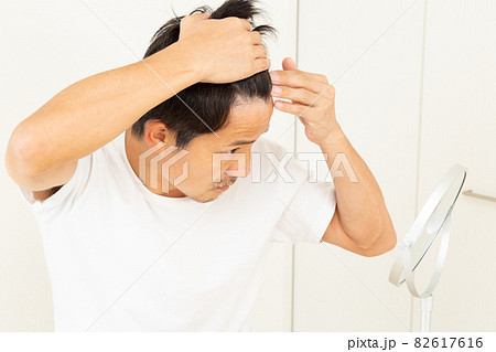 髪を気にする男性 82617616