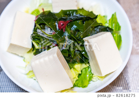 美味しそうな豆腐と海藻サラダの写真 美味しそうな豆腐と海藻サラダの写真 82618275