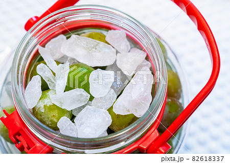 家庭で梅ジュース・梅シロップ・梅酒を作っている写真。 家庭で梅ジュース・梅シロップ・梅酒を作っている写真。 82618337