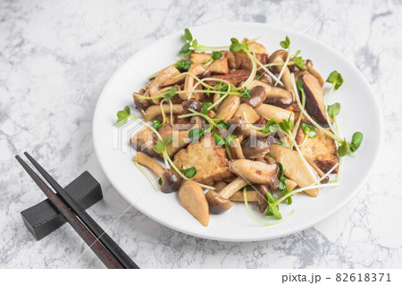 キノコと厚揚げの炒め物 キノコと厚揚げの炒め物 82618371