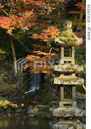秋の兼六園にある瓢池の海石塔 秋の兼六園にある瓢池の海石塔 82618918