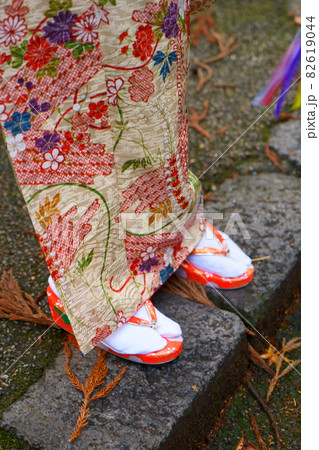 参道に立つ着物の女の子の足元 82619044