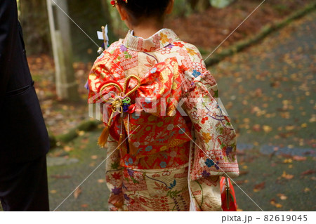 参道を歩く着物姿の女の子 82619045