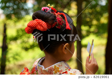 着物を着た女の子の髪結いと髪飾り 82619061