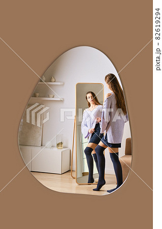 Menina perto do espelho foto de stock. Imagem de luxo - 9446454
