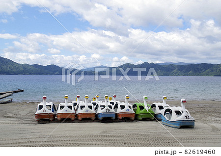 観光用の足漕ぎボートが並ぶ田沢湖の湖畔 82619460