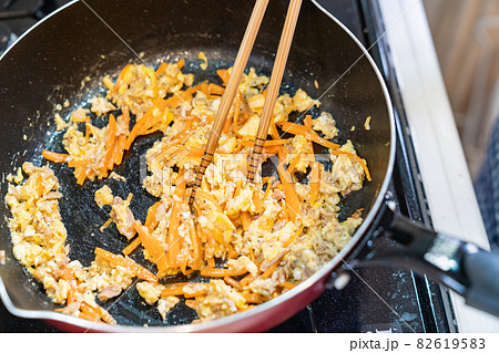 にんじんしりしりを作っている写真 にんじんしりしりを作っている写真 82619583