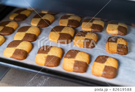 アイスボックスクッキーを焼いているところの写真。お菓子作りのイメージ。 82619588