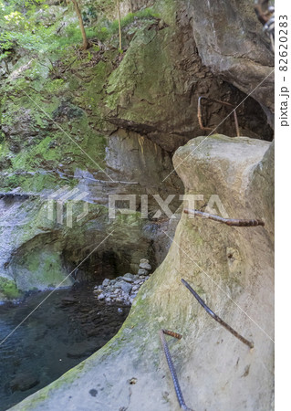 赤井沢の岩壁の足場／【神戸岩】東京都桧原村 82620283