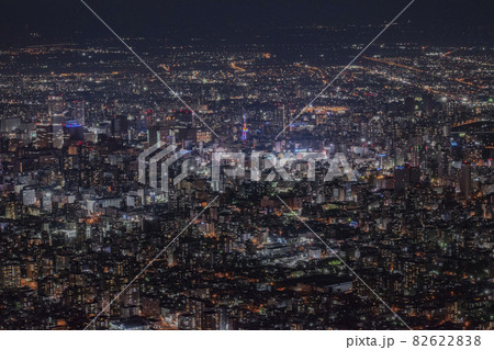 夜になって綺麗に輝く都市の夜景 夜になって綺麗に輝く都市の夜景 82622838