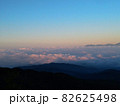 早朝の山頂からの雲海と朝焼け 82625498