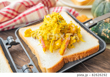 パンプキンサラダのホットサンド作り パンプキンサラダのホットサンド作り 82626292