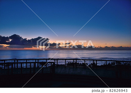 奄美大島　 あやまる岬の美しい夜明け 82626943