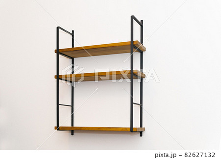 白い壁とウォールシェルフ 82627132