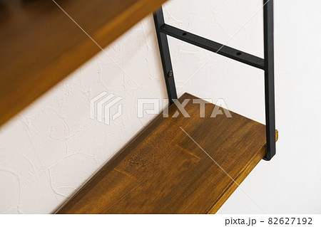 白い壁とウォールシェルフ 82627192