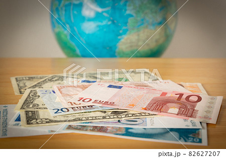地球儀と外貨紙幣　海外投資　海外進出 82627207