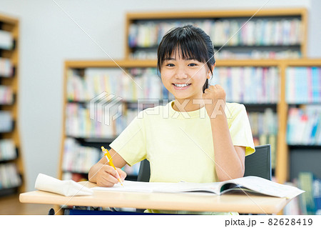 図書室で勉強する小学生　撮影協力：中央工学校附属日本語学校 82628419