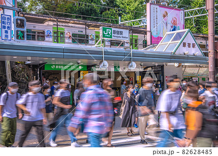 日本の東京都市景観　緊急事態宣言解除。原宿駅前には多くの人出。繰り返す感染爆発…＝10月3日 82628485