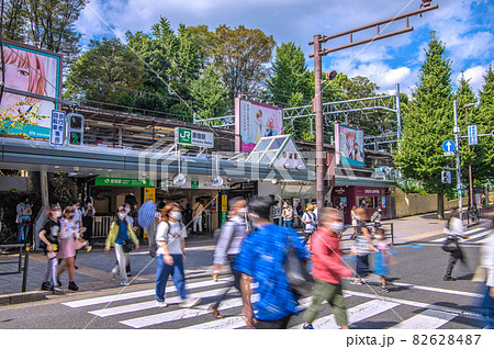 日本の東京都市景観 緊急事態宣言解除。原宿駅前には多くの人出。繰り返す感染爆発…=10月3日 日本の東京都市景観 緊急事態宣言解除。原宿駅前には多くの人出。繰り返す感染爆発…=10月3日 82628487