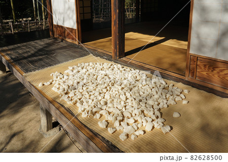 鏡割り 鏡開き 古民家の年中行事（東京都世田谷区次大夫堀公園） 82628500