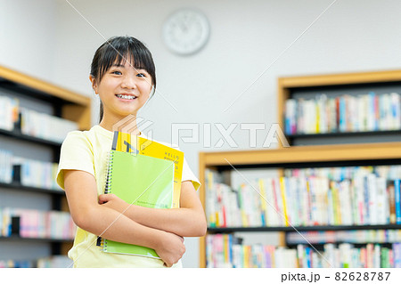 図書室の小学生の女の子 撮影協力:中央工学校附属日本語学校 図書室の小学生の女の子 撮影協力:中央工学校附属日本語学校 82628787