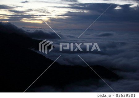 風景・登山・立山縦走・日没と山に押し寄せる雲海 82629581