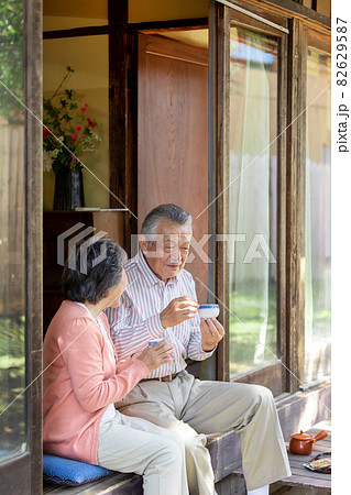 田舎暮らしをするシニア夫婦 田舎暮らしをするシニア夫婦 82629587