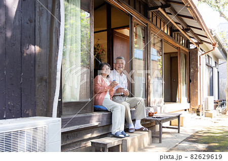 田舎暮らしをするシニア夫婦 82629619