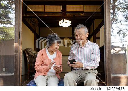 スマートフォンを使うニア夫婦 82629633