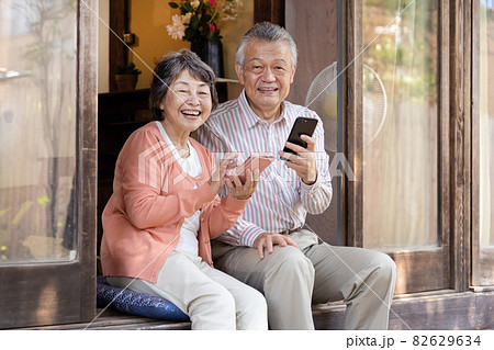 スマートフォンを使うニア夫婦 スマートフォンを使うニア夫婦 82629634