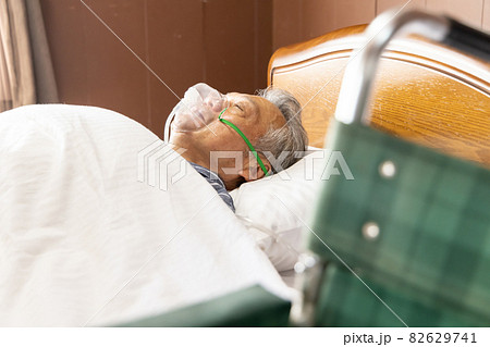 シニア男性　自宅療養 82629741