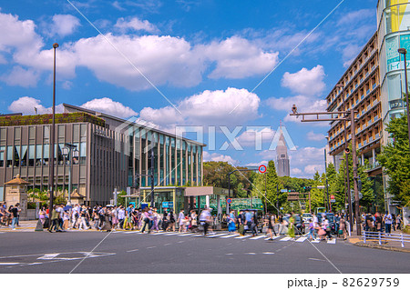 日本の東京都市景観 解除された宣言…。原宿駅前には多くの人出。繰り返す感染爆発の予兆…=10月3日 日本の東京都市景観 解除された宣言…。原宿駅前には多くの人出。繰り返す感染爆発の予兆…=10月3日 82629759
