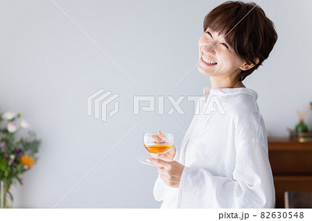 女性 ティータイム  女性 ティータイム  82630548