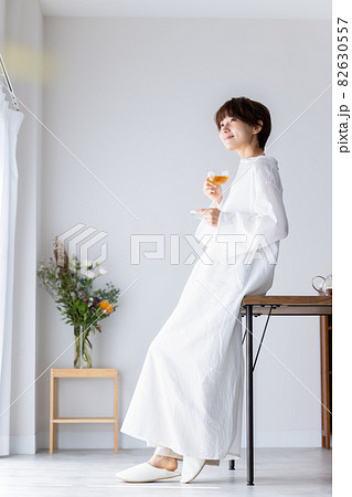 女性　ティータイム  82630557