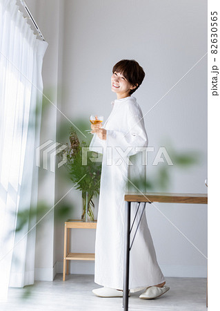 女性　ティータイム  82630565